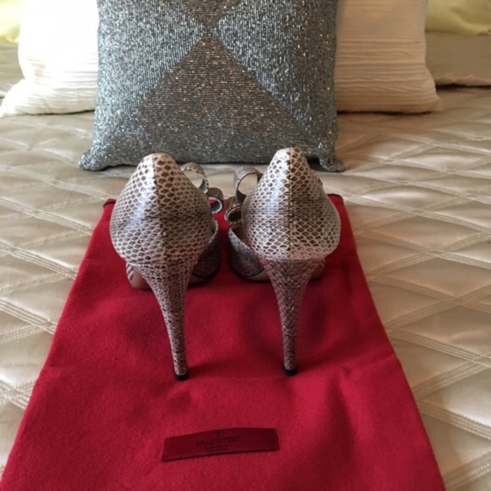 Host pick 🎉🎉 Valentino bow heels - Picture 3 of 7